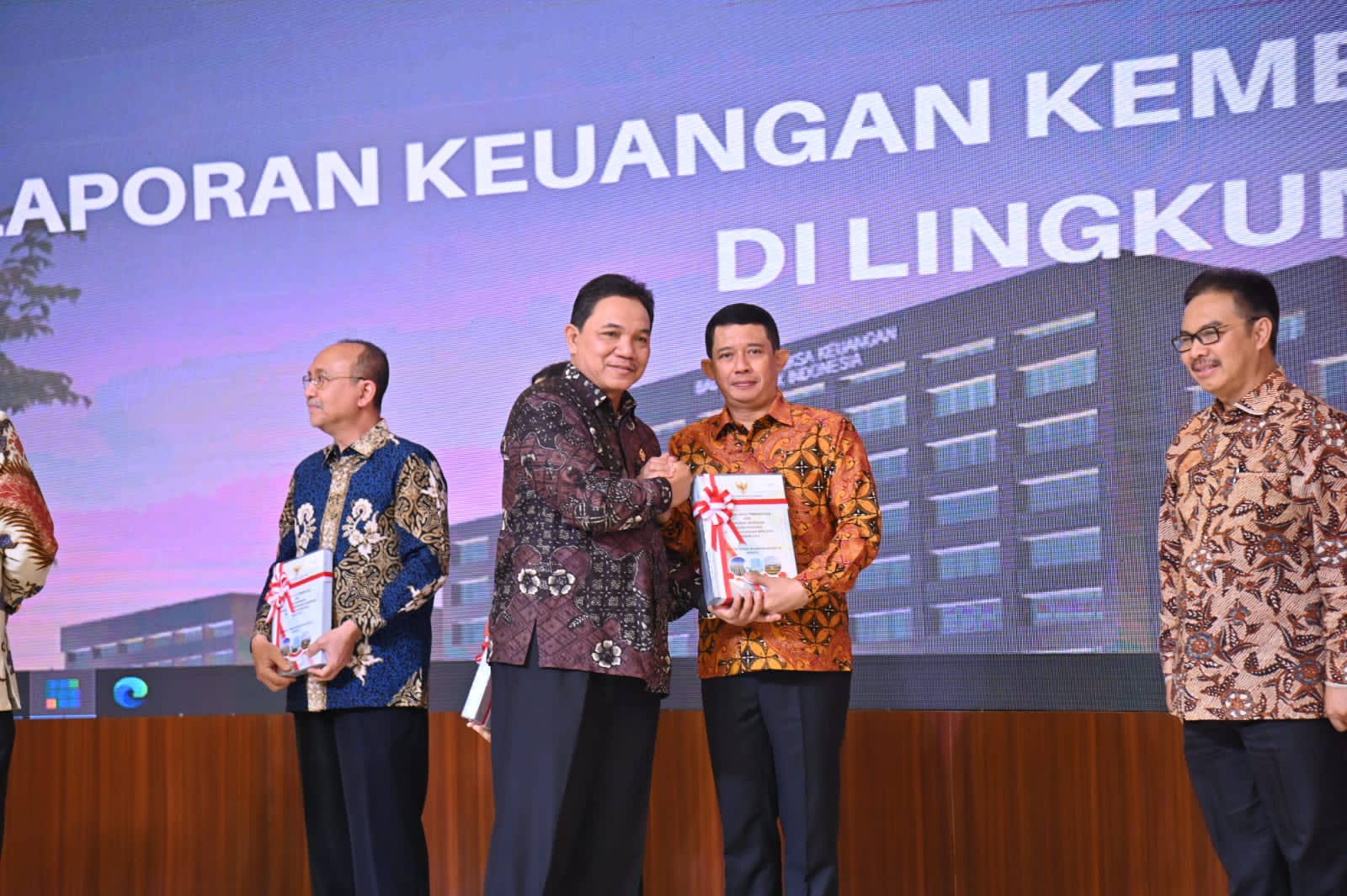 Kepala BNPB Letjen TNI Suharyanto (kanan) menerima secara simbolis opini WTP dari Anggota III BPK Achsanul Qosasi (kiri) pada kegiatan Penyerahan Laporan Hasil Pemeriksaan BPK RI atas Laporan Keuangan Kementerian/Lembaga Tahun Anggaran 2022 yang dihelat di Gedung BPK RI, Jakarta pada Senin (10/7).